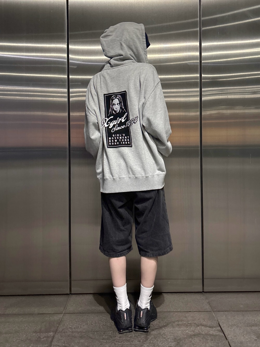 グレー系のパーカー、ブラック系のその他パンツ、ブルー系のニットキャップ/ビーニーを着用したレディースの夏コーディネートの1枚目の写真