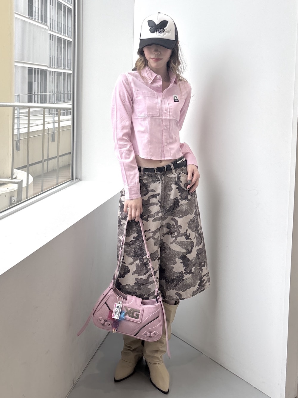 その他のデニムパンツ、ピンク系のショルダーバッグ、ピンク系のシャツ/ブラウスを着用したレディースの春コーディネートの1枚目の写真