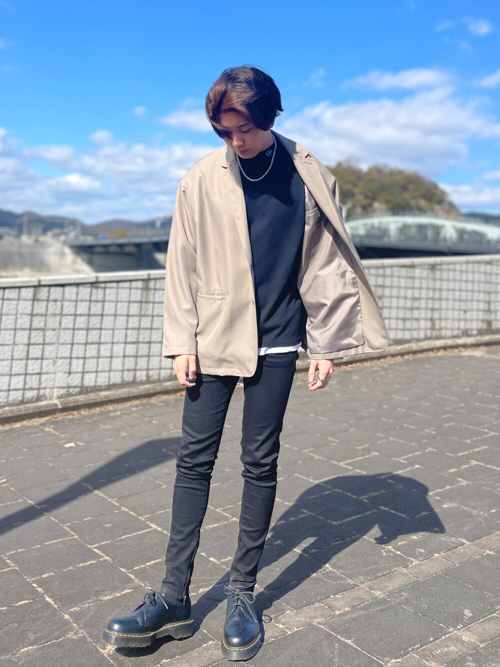 「春コーデ、春アウター、大学生コーデ、モノトーン、スキニー、スキニーパンツ、休日コーデ、スキニーコーデ」｜「G.O.CのミニマルロゴハイネックロンT（Tシャツ/カットソー、ブラック系）」を使った、Kagetoraさん（メンズ・178cm）の冬コーディネートの1枚目の写真