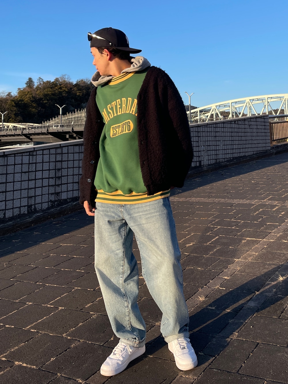 「ワイドパンツ、スニーカー、ストリート、ストリートコーデ、カジュアルコーデ、カジュアル、春コーデ、NIKE、ZARA、古着MIX、スウェット、NEW ERA、キャップ、キャップ後ろかぶり、リラックススタイル」｜「ZARAのアイテム（デニムパンツ、ブルー系）」を使った、Kagetoraさん（メンズ・178cm）の冬コーディネートの1枚目の写真