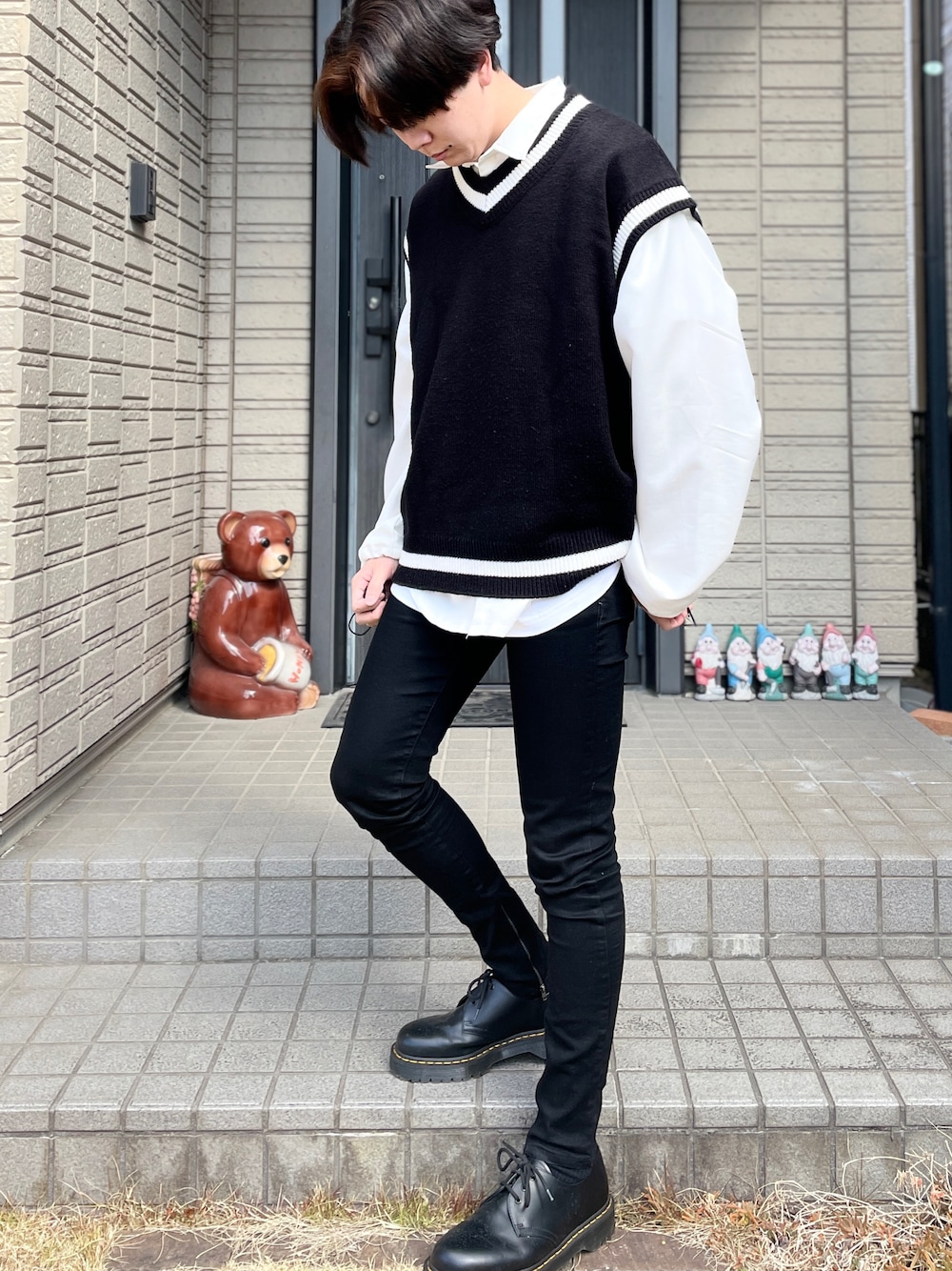 「シンプルコーデ、メンズファッション、春コーデ、春、革靴、韓国ファッション、モノトーンコーデ、メンズコーデ、ニットベスト、オーバーサイズ」｜「INTER FACTORYのファッションインフルエンサー SHOTA × INTER FACTORY　コード付きシャツ（シャツ/ブラウス、ホワイト系）」を使った、Kagetoraさん（メンズ・178cm）の春コーディネートの1枚目の写真