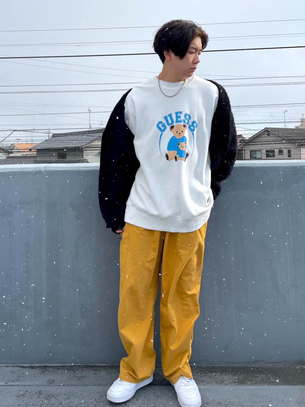 「オーバーサイズ、ビッグシルエット、古着、ストリート、だぼだぼ、ダボパン、ストリートコーデ、カーディガン、大学生、カジュアルコーデ、カラーパレット」｜「INTER FACTORYのfuv - wide color pants / ワイドカラーパンツ　made in INTER FACTORY（その他パンツ、イエロー系）」を使った、Kagetoraさん（メンズ・178cm）の冬コーディネートの1枚目の写真