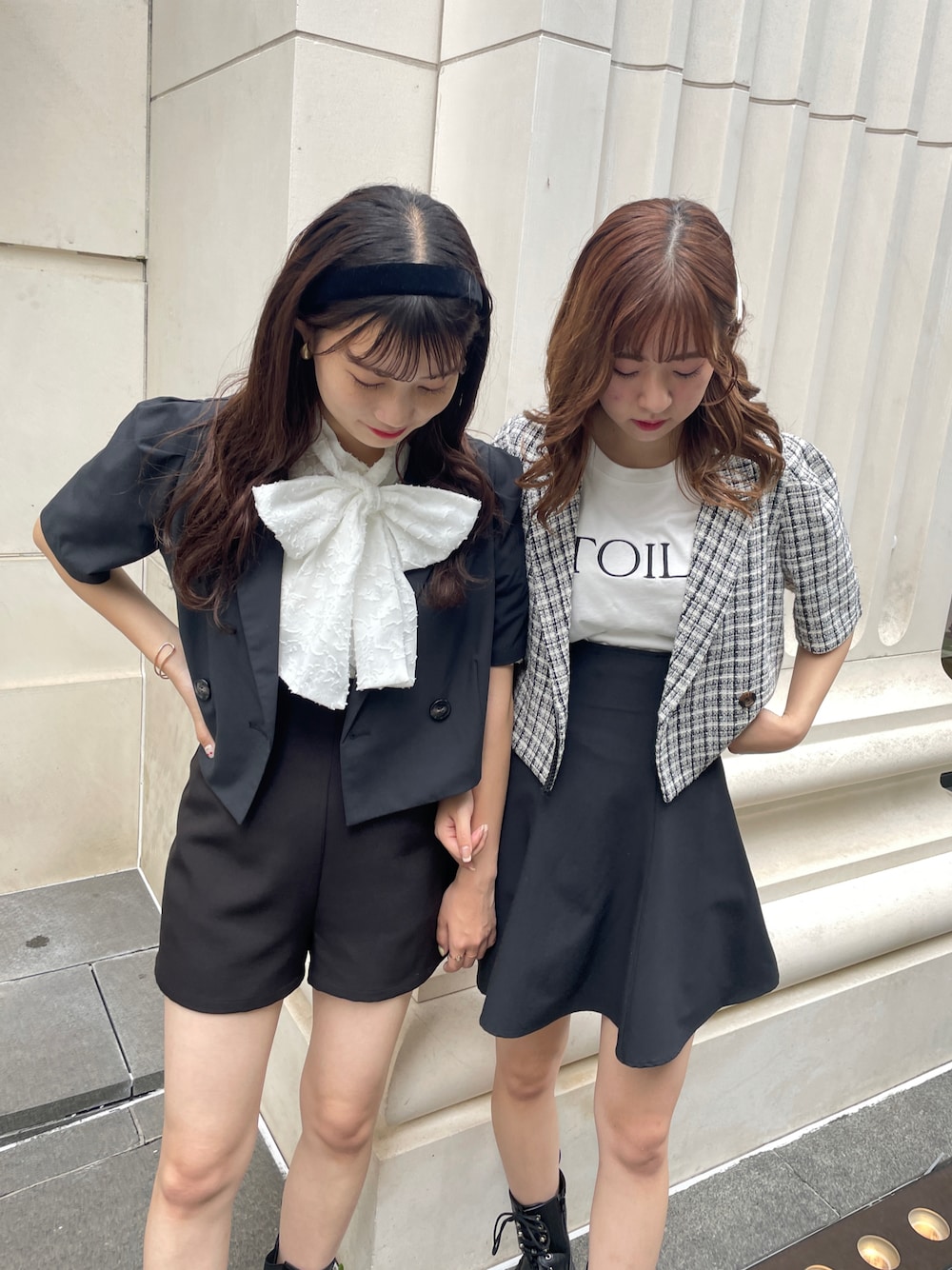 ブラック系のその他パンツ、ホワイト系のTシャツ/カットソー、ブラック系のテーラードジャケットを着用したレディースの夏コーディネートの1枚目の写真
