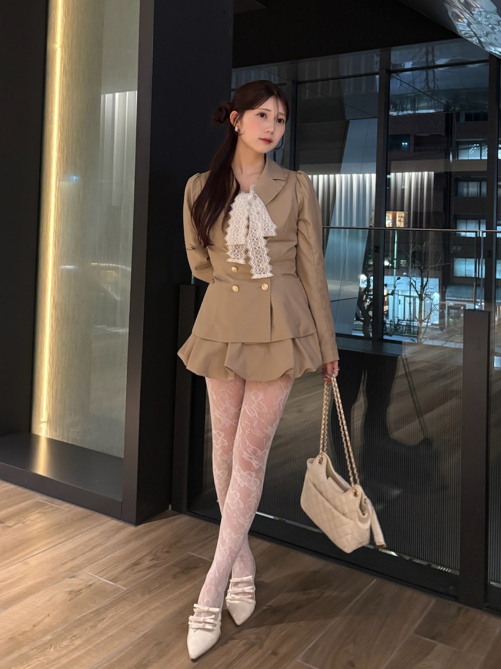 ベージュ系のスカート、グレー系のセットアップ、ベージュ系のテーラードジャケットを着用したレディースの冬コーディネートの1枚目の写真