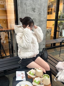 「カフェ」｜「アイテム（ダウンジャケット/コート）」を使った、おはなさん（レディース・157cm）の秋コーディネート