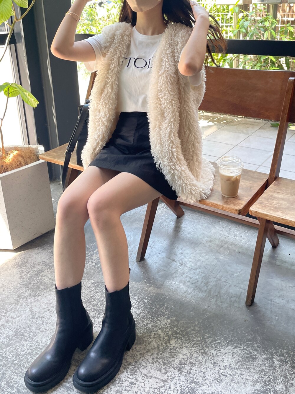 ブラック系のスカート、ホワイト系のベスト、ホワイト系のTシャツ/カットソーを着用したレディースの夏コーディネートの1枚目の写真