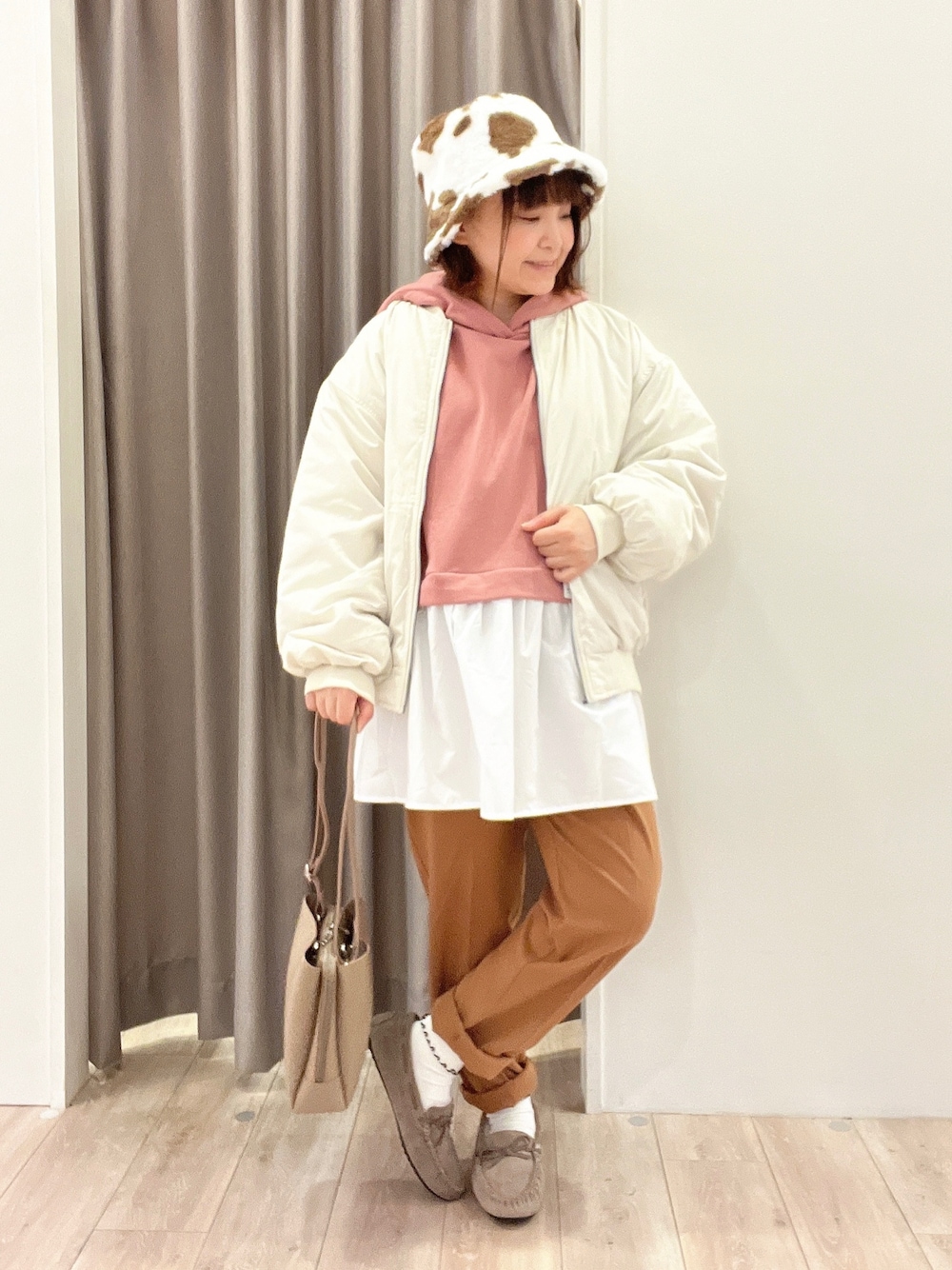 ピンク系のチュニック、ベージュ系のブルゾン、ブラウン系のその他パンツを着用したレディースの秋コーディネートの1枚目の写真