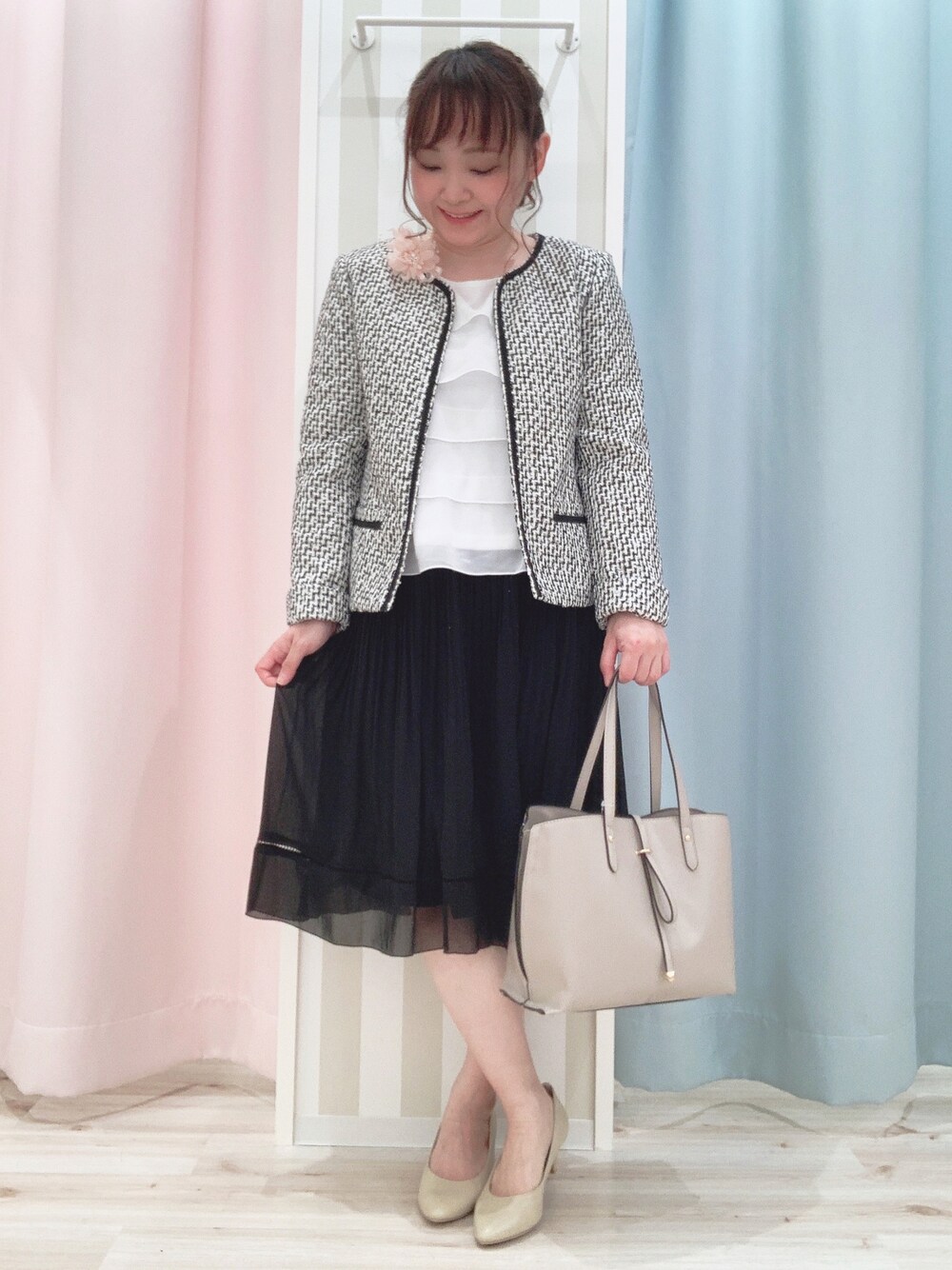 グレー系のノーカラージャケット、ホワイト系のシャツ/ブラウス、ブラック系のスカートを着用したレディースの冬コーディネートの1枚目の写真