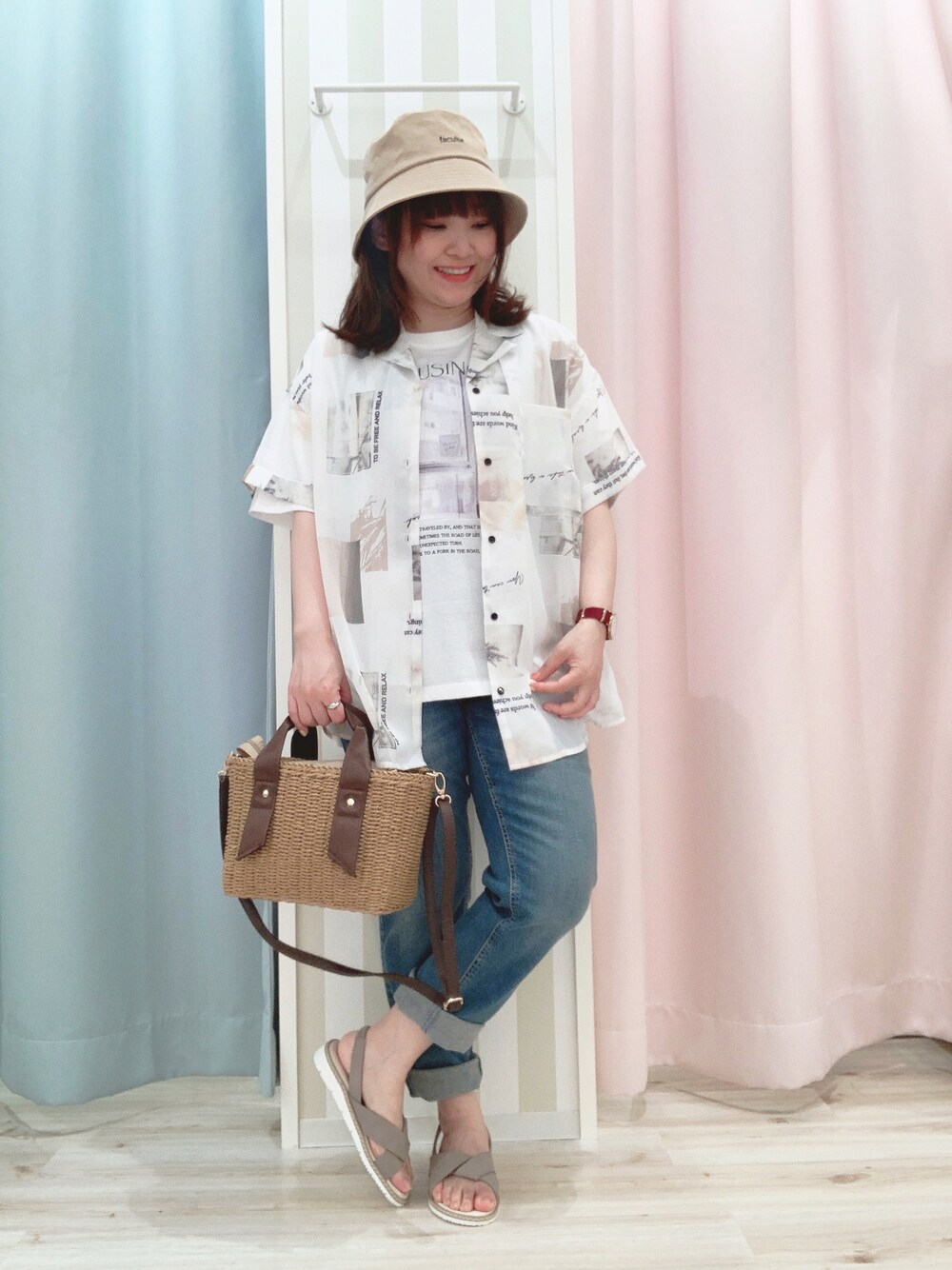 ホワイト系のTシャツ/カットソー、ブルー系のデニムパンツ、ブラウン系のショルダーバッグを着用したレディースの夏コーディネートの1枚目の写真