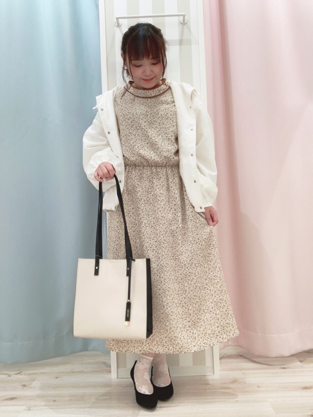 ホワイト系のブルゾン、ベージュ系のワンピース、ベージュ系のトートバッグを着用したレディースの春コーディネートの1枚目の写真
