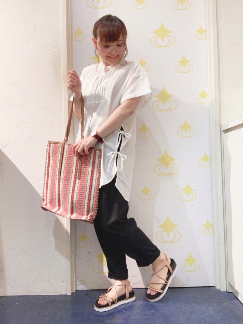 ホワイト系のシャツ/ブラウス、レッド系のトートバッグ、ブラック系のその他パンツを着用したレディースの夏コーディネートの1枚目の写真