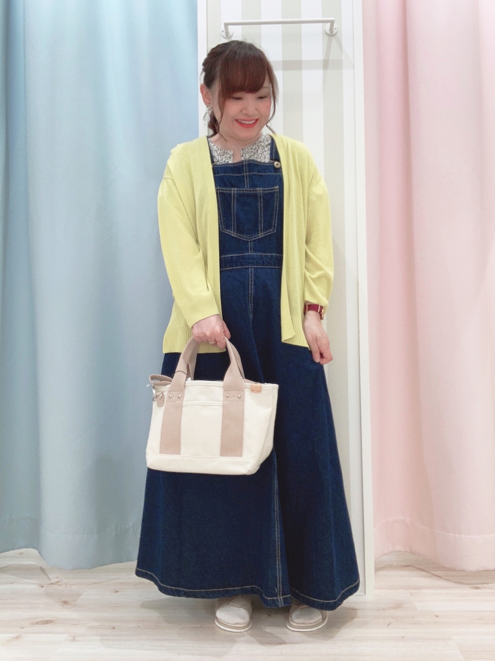 「シューラルー、プチプラ、低身長、大人カジュアル、レモンイエロー、カーディガン、夏コーデ、ootd、デニム、ジャンパースカート、ブラウス、休日スタイル」｜「DRESKIPのデニムジャンスカ（スカート、ブルー系）」を使った、kitaさん（レディース・147cm）の春コーディネートの1枚目の写真