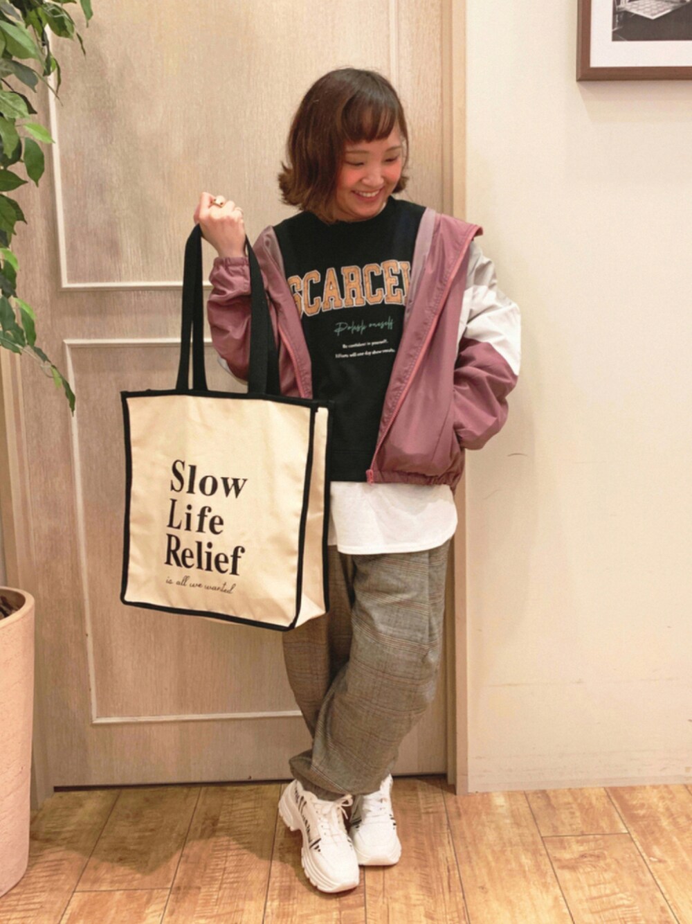 ピンク系のブルゾン、ベージュ系のその他パンツ、ベージュ系のスニーカーを着用したレディースの秋コーディネートの1枚目の写真