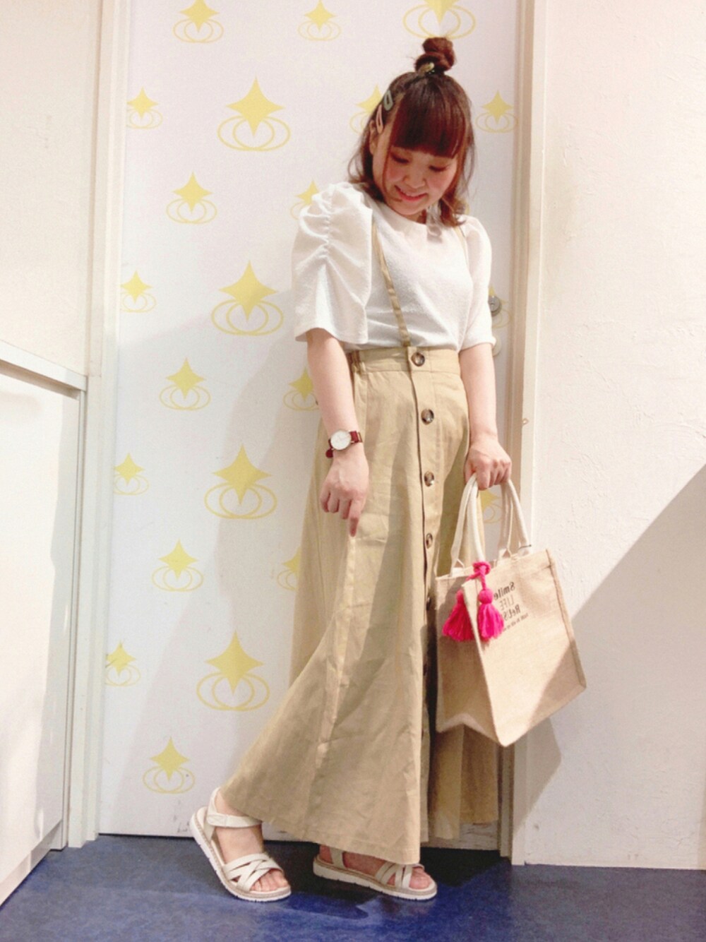 ホワイト系のTシャツ/カットソー、ベージュ系のスカート、ピンク系のトートバッグを着用したレディースの夏コーディネートの1枚目の写真