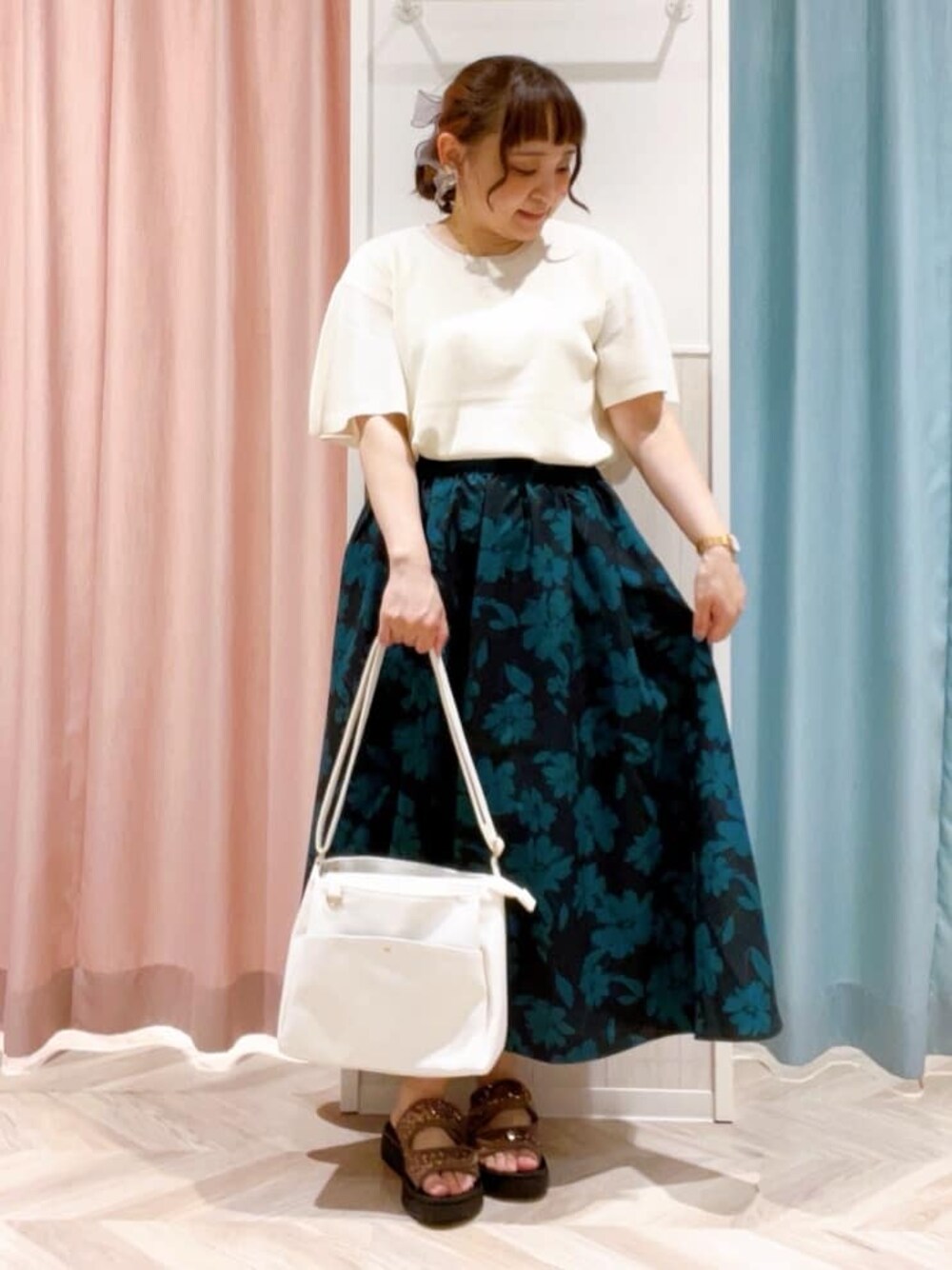 ホワイト系のニット/セーター、ブルー系のスカート、その他のサンダルを着用したレディースの夏コーディネートの1枚目の写真