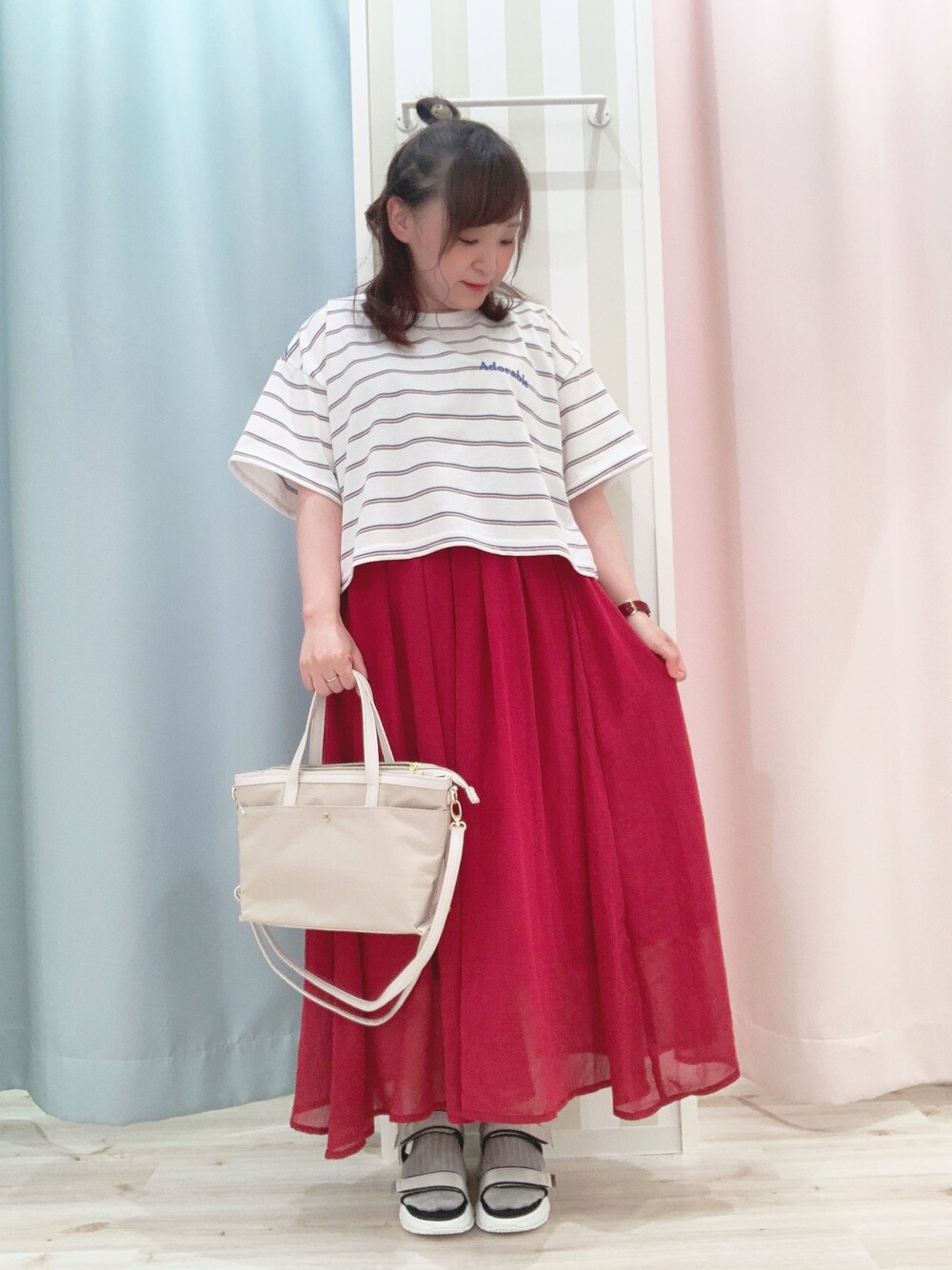 ホワイト系のTシャツ/カットソー、ピンク系のスカート、グレー系のショルダーバッグを着用したレディースの夏コーディネートの1枚目の写真