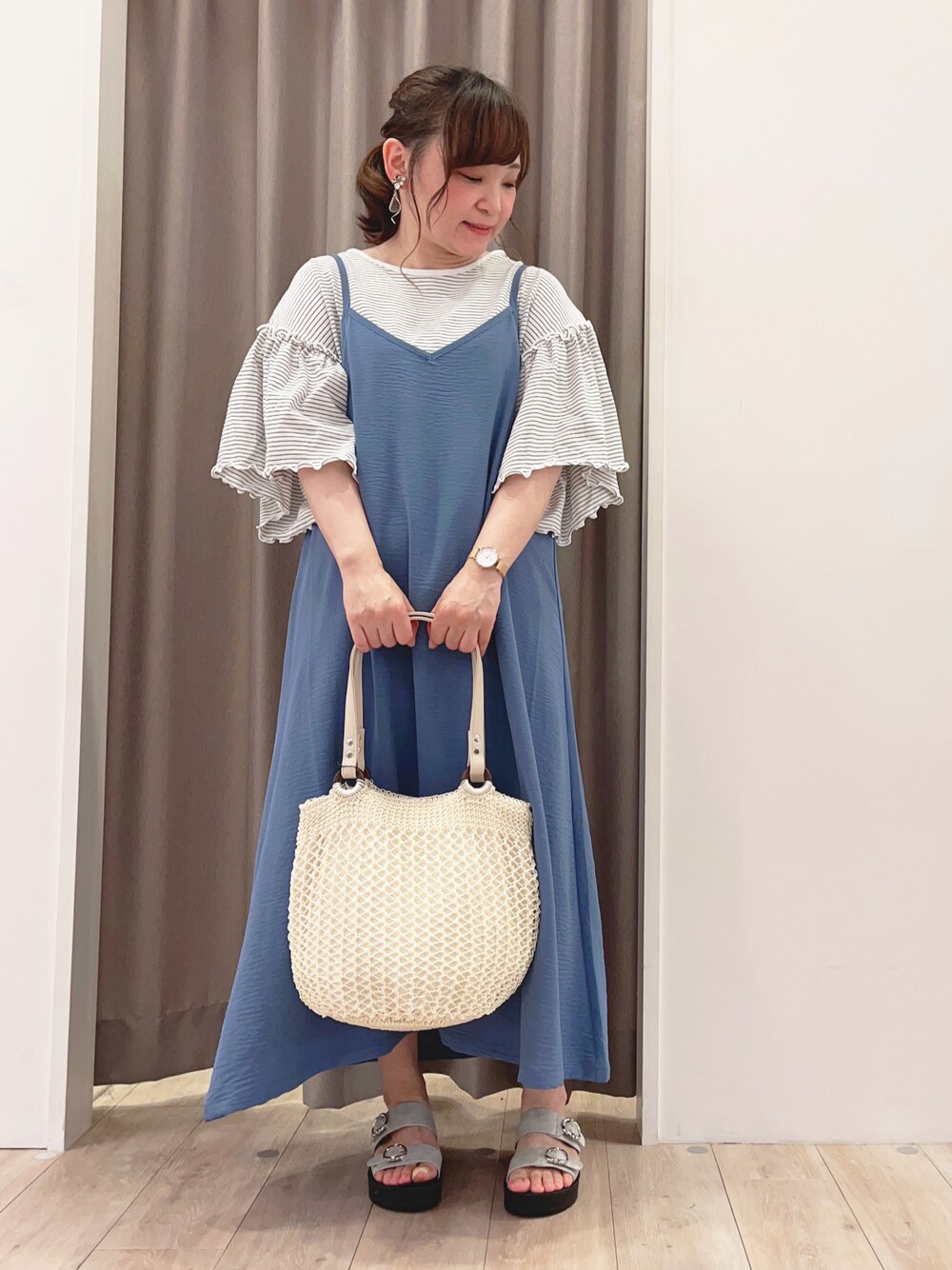 ホワイト系のトートバッグ、ホワイト系のTシャツ/カットソー、ブルー系のワンピースを着用したレディースの夏コーディネートの1枚目の写真