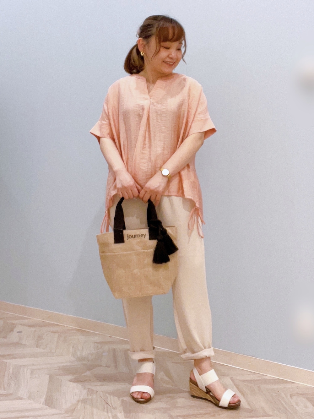 オレンジ系のシャツ/ブラウス、ベージュ系のその他パンツ、ホワイト系のサンダルを着用したレディースの夏コーディネートの1枚目の写真