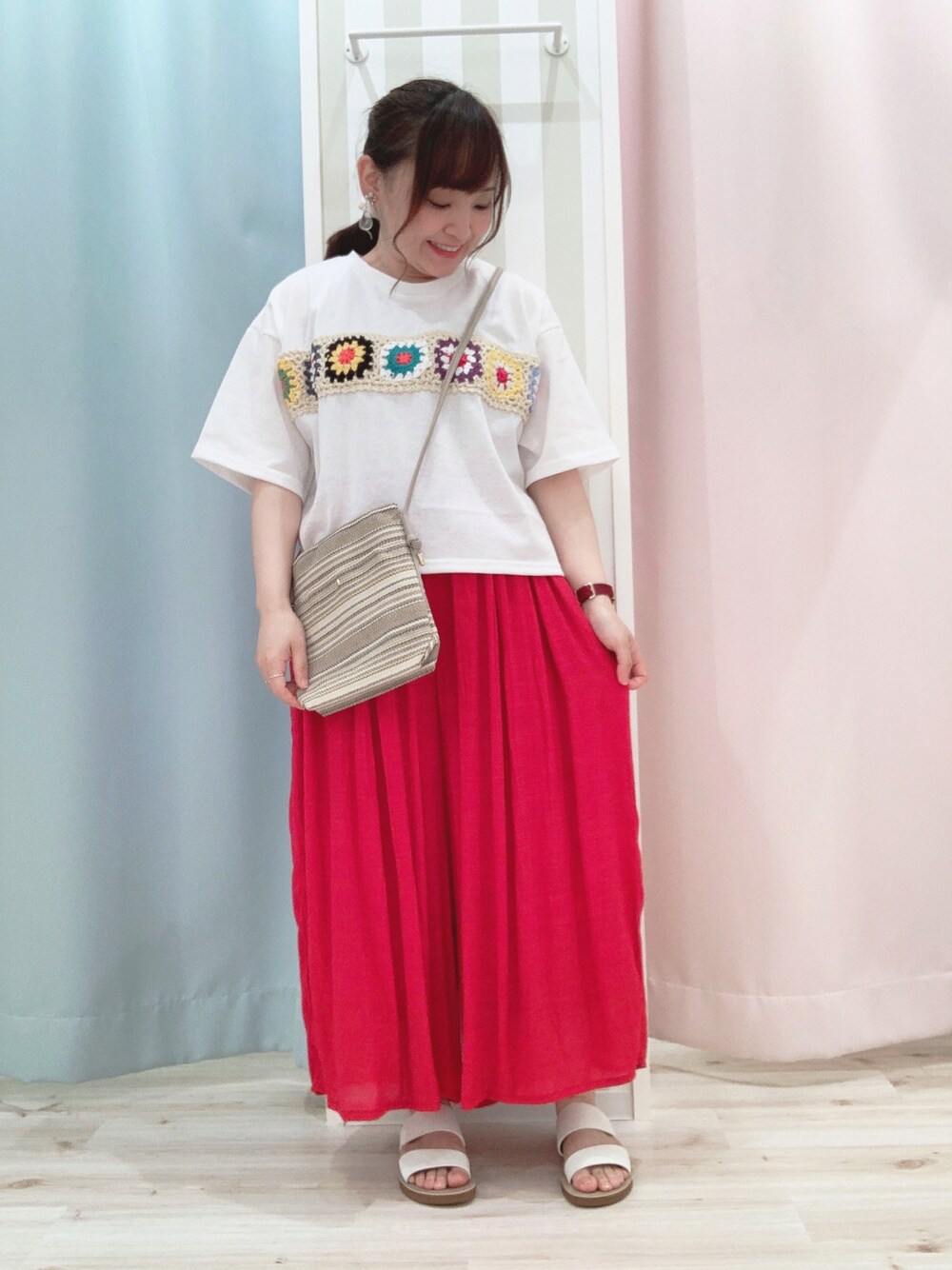 ホワイト系のTシャツ/カットソー、ベージュ系のショルダーバッグ、オレンジ系のその他パンツを着用したレディースの夏コーディネートの1枚目の写真