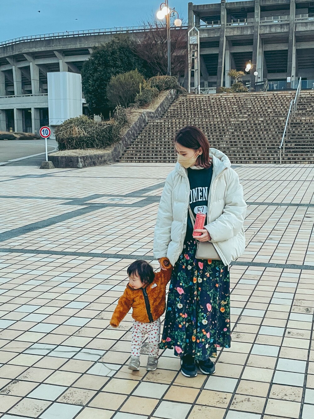 「公園コーデ、公園スタイル、ロゴスウェット、花柄スカート、ユニクロダウン」｜「JOURNAL STANDARD relumeのカレッジスウェットNo.67◆（スウェット、グリーン系）」を使った、a8comさん（レディース・163cm）の冬コーディネートの1枚目の写真