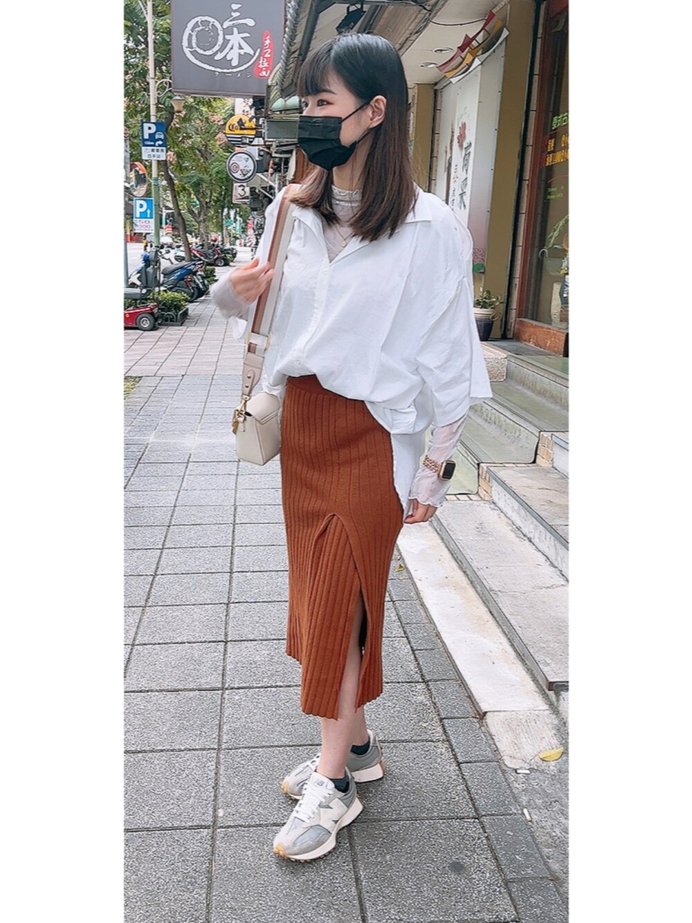 「咖啡廳#休閒、下午茶、逛街 休闲 随性、大地色系、渲染T」｜「PAGEBOYのショルダースリットBIGシャツ（シャツ/ブラウス、ホワイト系）」を使った、Yu-Hsing Wangさん（レディース・160cm）の秋コーディネートの1枚目の写真