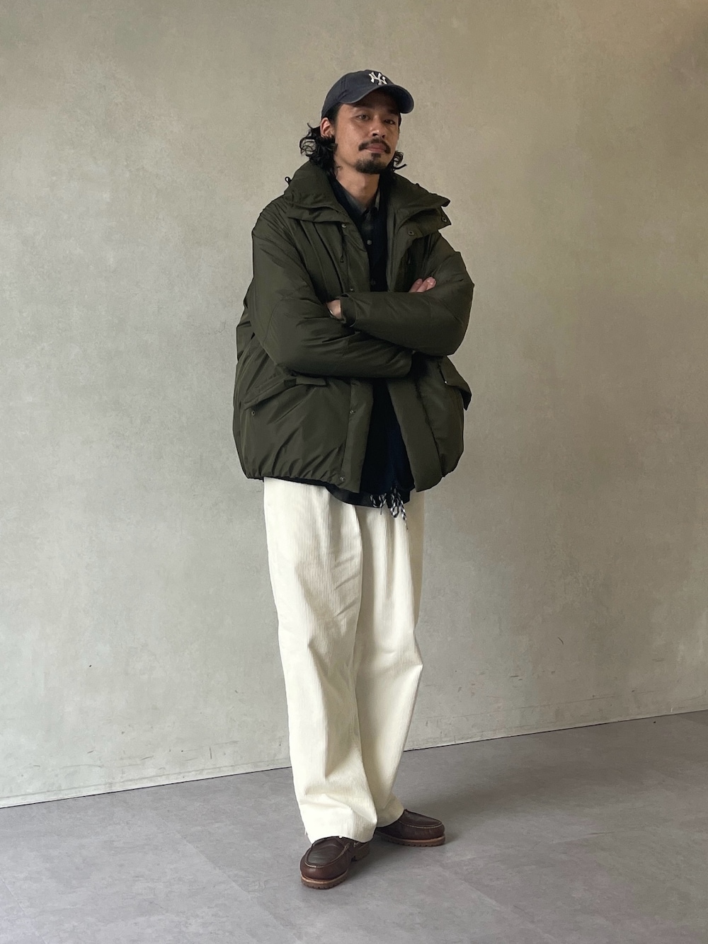 「ダウンジャケット、クリスマスに着たい服、ホワイトコーデ、コーデュロイ、冬コーデ、休日スタイル、キャップ」｜「CPCMのボリュームネックスタンドブルゾン（ブルゾン、グリーン系）」を使った、Genki Nakamuraさん（メンズ・179cm）の冬コーディネートの1枚目の写真