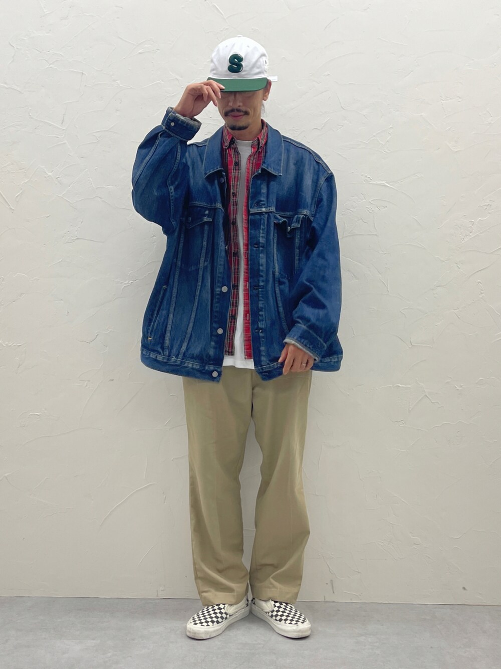 「チノパン、ベースボールキャップ、お洒落さんとつながりたい、チェック、レイヤード、ストリート、デニムパンツ、デニムジャケット、カジュアル、カジュアルコーデ、基礎款、街頭穿搭、スリッポン」｜「RED KAPのRED KAP レッドキャップ 8oz プレスト ワークパンツ（チノパンツ、ベージュ系）」を使った、Genki Nakamuraさん（メンズ・179cm）の秋コーディネートの1枚目の写真