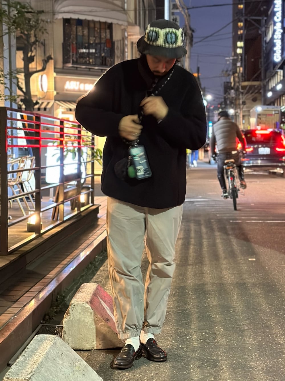 「シンプルコーデ、ボアジャケット、ナイロンパンツ、トラックパンツ、シャカパン、オトナカジュアル」｜「UNIQLOのアイテム（ジャケット/アウター、ブラック系）」を使った、Genki Nakamuraさん（メンズ・179cm）の冬コーディネートの1枚目の写真