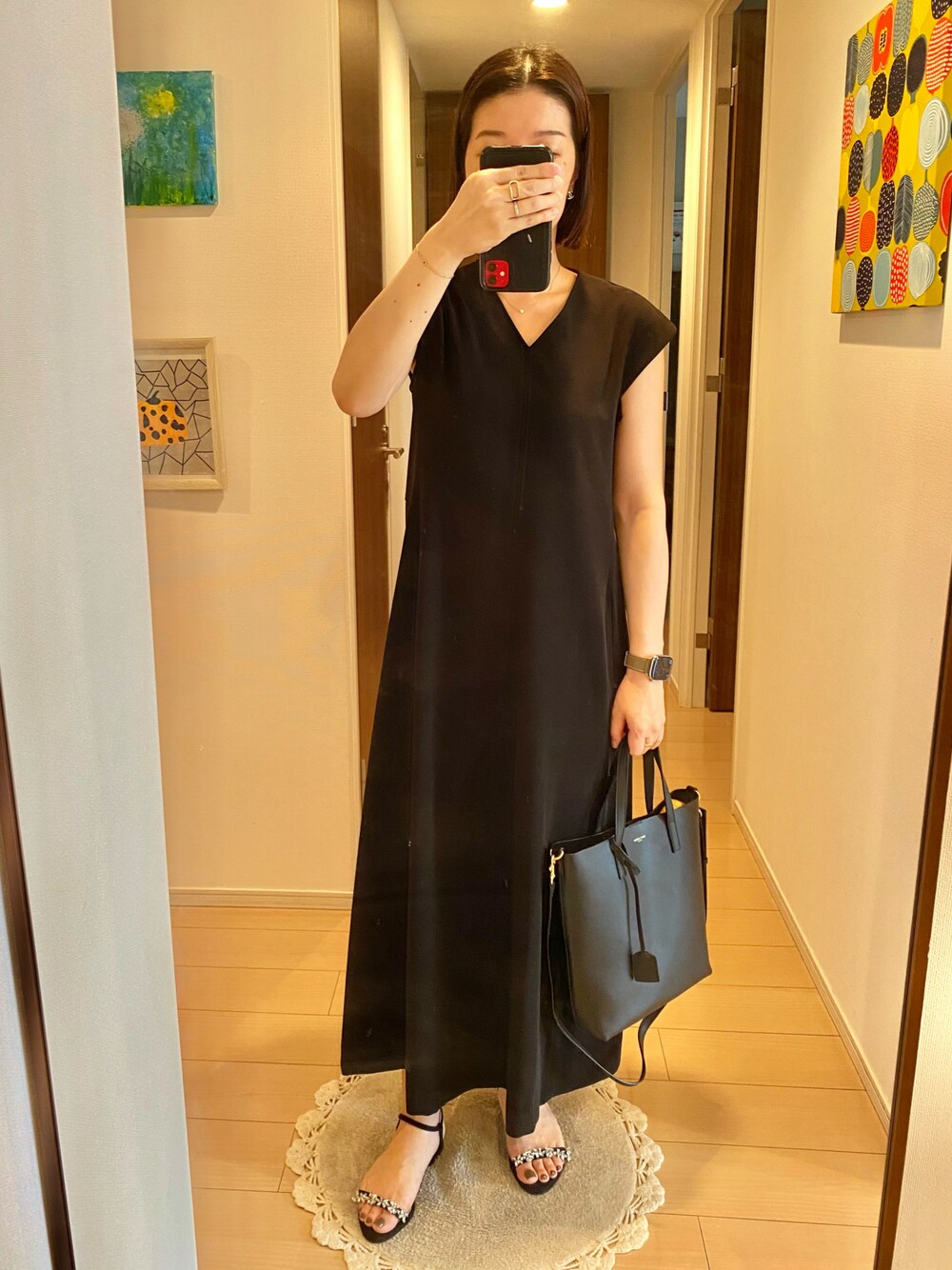 ブラック系のワンピース/ドレス、ブラック系のバッグ、ブラック系のシューズを着用したレディースの夏コーディネートの1枚目の写真