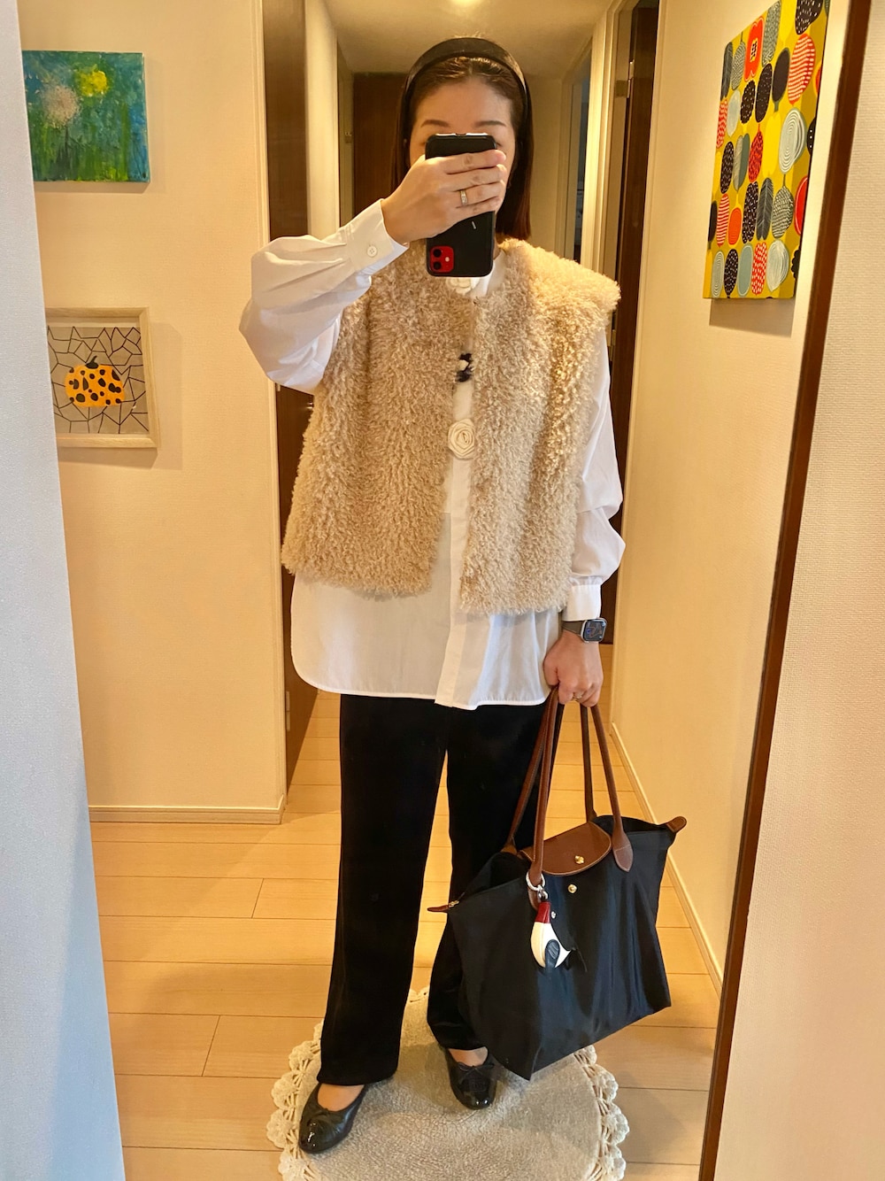 ホワイト系のトップス、ベージュ系のジャケット/アウター、ブラック系のパンツを着用したレディースの秋コーディネートの1枚目の写真