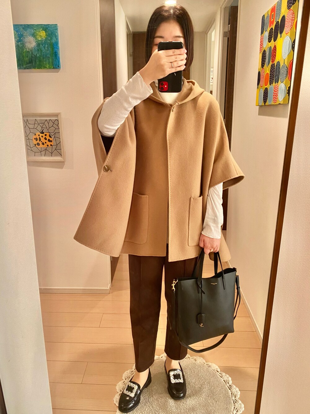 「ポンチョ、キャメル×ブラウン」｜「OHGAのアイテム（トップス、ホワイト系）」を使った、リンゴさん（レディース・159cm）の冬コーディネートの1枚目の写真
