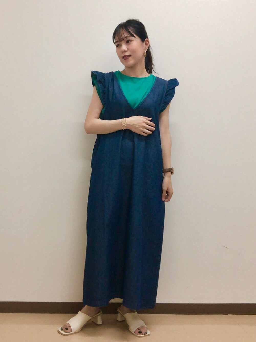 「デニムっていいよね、大人カジュアル、シンプル、お出かけコーデ、夏コーデ、着回しコーデ、キレイめ、おしゃれさんと繋がりたい、ootd、サンダル、Green Parks、休日スタイル」｜「Green　Parksのアイテム（オールインワン・サロペット、ブルー系）」を使った、Mona🔮さん（レディース・154cm）の夏コーディネートの1枚目の写真