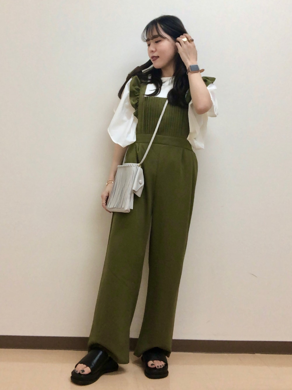 グレー系のバッグ、ブラック系のサンダル、グリーン系のサロペット/オーバーオールを着用したレディースの夏コーディネートの1枚目の写真