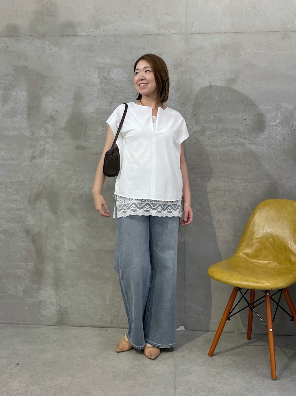 ホワイト系のTシャツ/カットソー、ホワイト系のキャミソール、ブルー系のデニムパンツを着用したレディースの夏コーディネートの1枚目の写真
