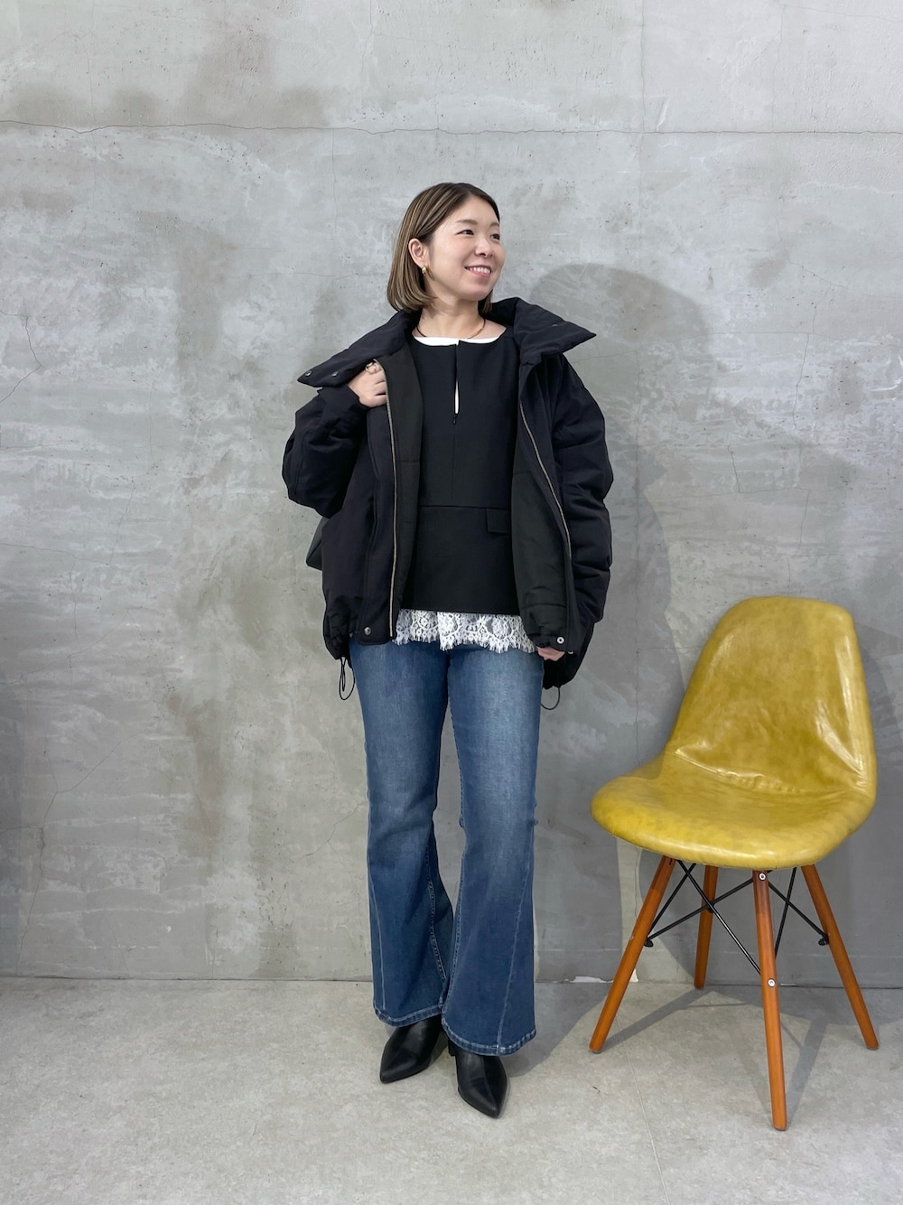 ブラック系のその他アウター、ブラック系のシャツ/ブラウス、ホワイト系のシャツ/ブラウスを着用したレディースの秋コーディネートの1枚目の写真