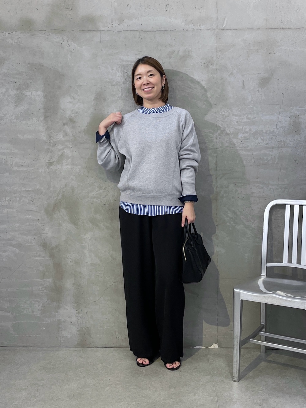 ブルー系のシャツ/ブラウス、ブラック系のその他パンツ、グレー系のニット/セーターを着用したレディースの夏コーディネートの1枚目の写真