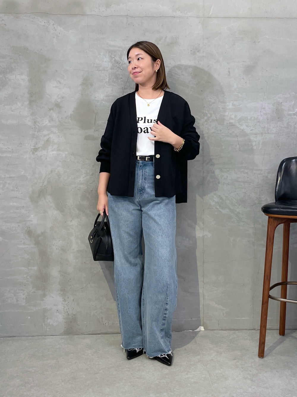 ブラック系のカーディガン/ボレロ、ブルー系のデニムパンツ、ホワイト系のTシャツ/カットソーを着用したレディースの秋コーディネートの1枚目の写真