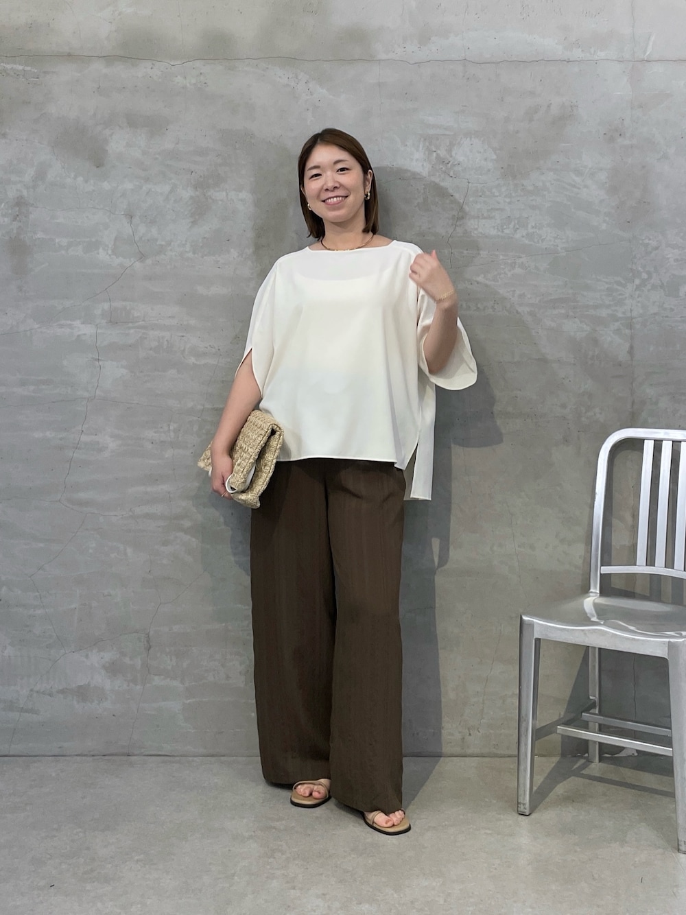 ブラウン系のその他パンツ、ホワイト系のトートバッグ、ホワイト系のシャツ/ブラウスを着用したレディースの夏コーディネートの1枚目の写真