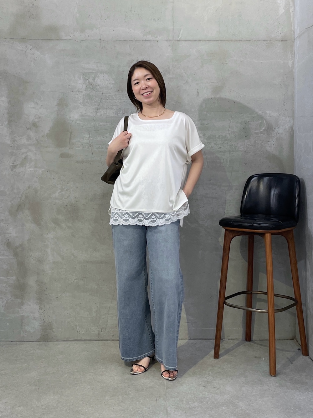 ホワイト系のTシャツ/カットソー、ホワイト系のキャミソール、ブルー系のデニムパンツを着用したレディースの春コーディネートの1枚目の写真