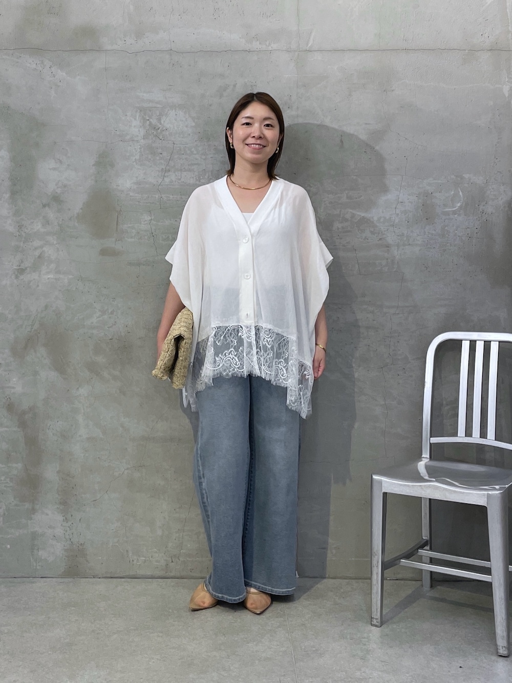 ホワイト系のシャツ/ブラウス、ブルー系のデニムパンツ、ホワイト系のトートバッグを着用したレディースの春コーディネートの1枚目の写真