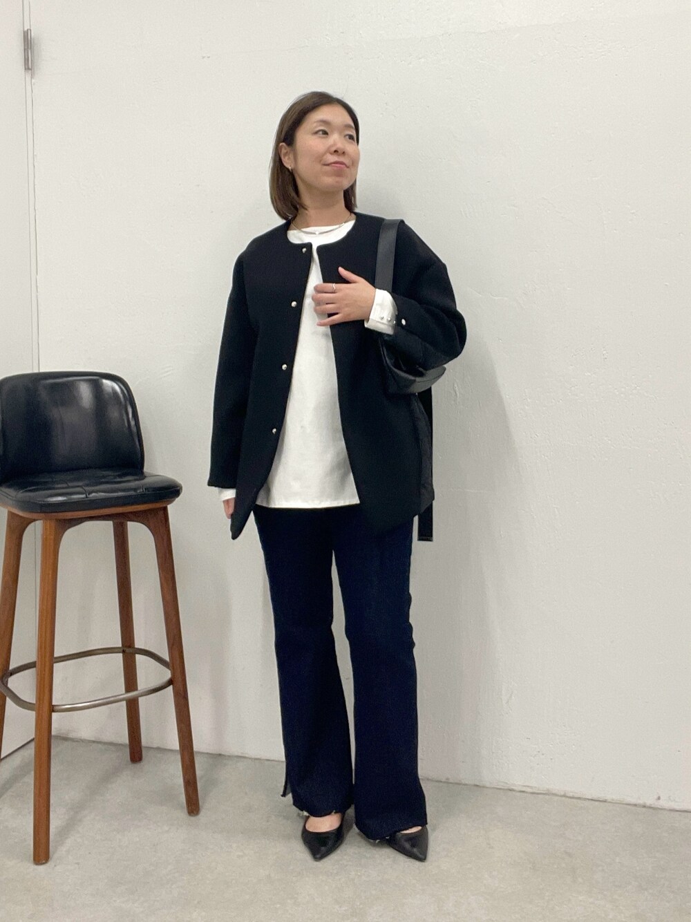 ブルー系のデニムパンツ、ホワイト系のTシャツ/カットソー、ブラック系のその他アウターを着用したレディースの夏コーディネートの1枚目の写真
