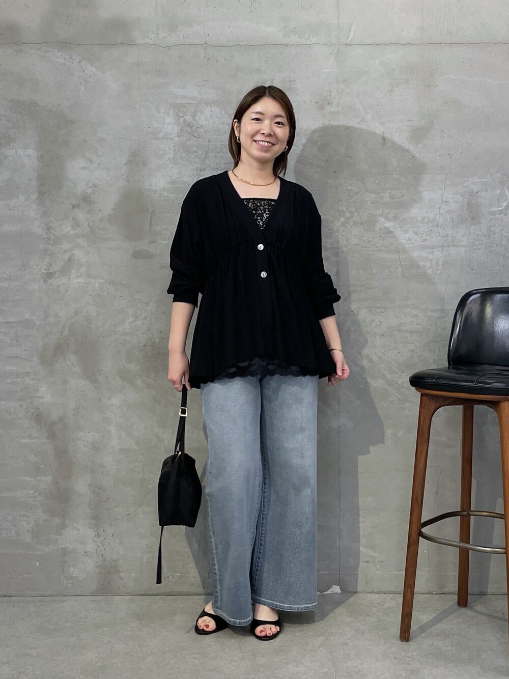ブラック系のシャツ/ブラウス、ブラック系のキャミソール、ブルー系のデニムパンツを着用したレディースの春コーディネートの1枚目の写真