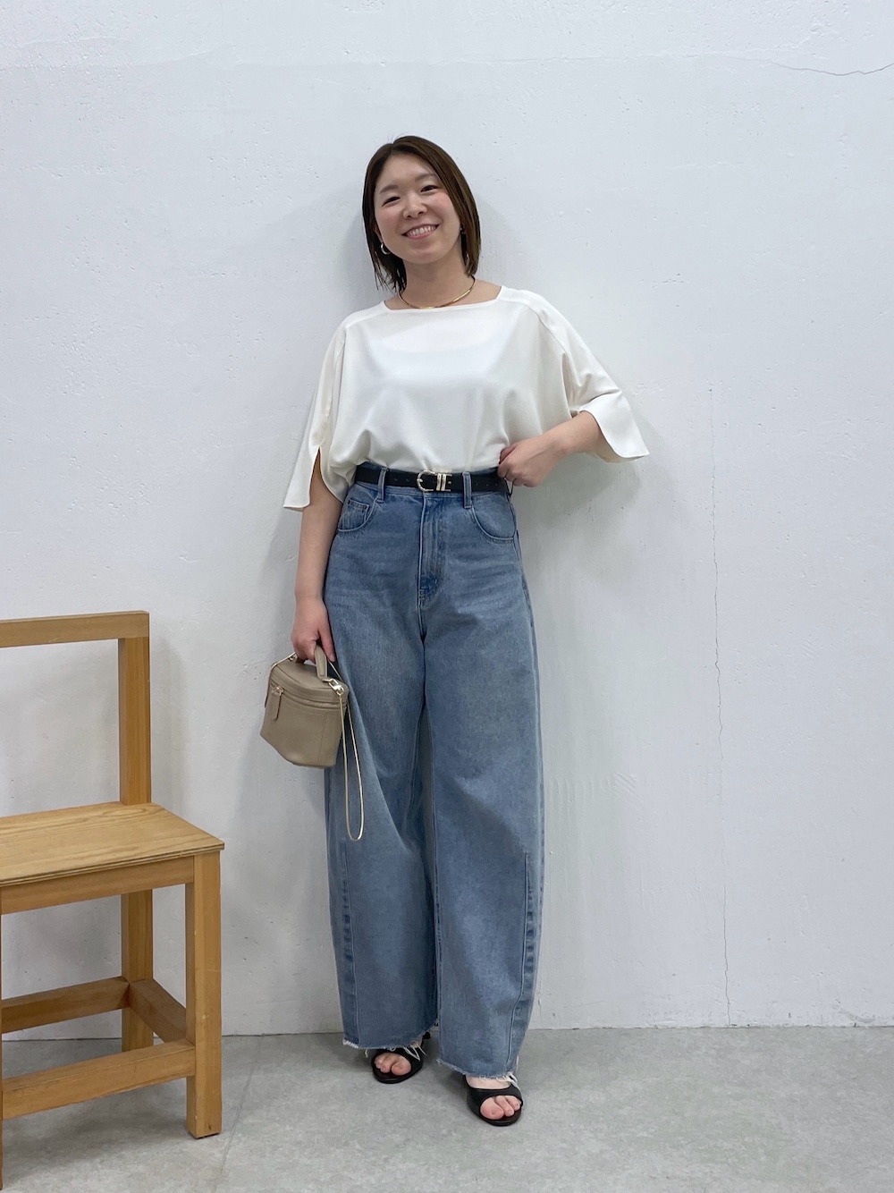 ホワイト系のシャツ/ブラウス、ブルー系のデニムパンツ、ベージュ系のショルダーバッグを着用したレディースの春コーディネートの1枚目の写真