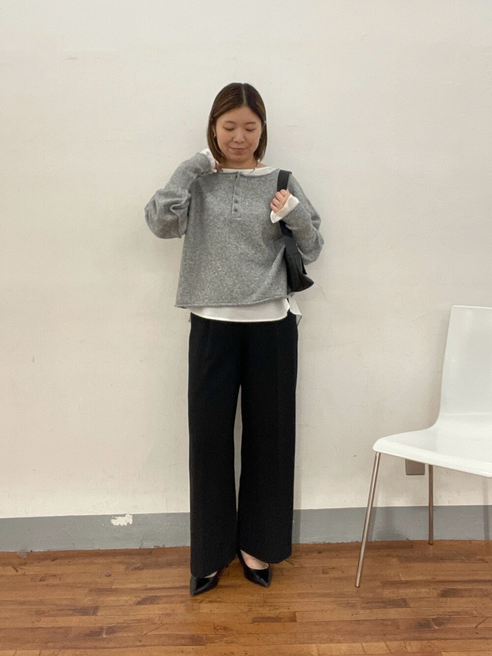 ホワイト系のシャツ/ブラウス、グレー系のニット/セーター、ブラック系のその他パンツを着用したレディースの夏コーディネートの1枚目の写真