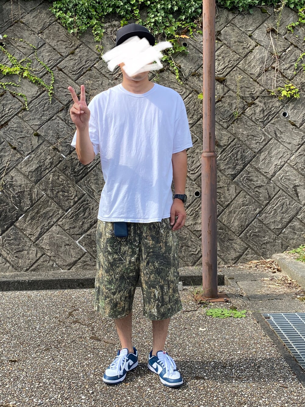ホワイト系のTシャツ/カットソー、グリーン系のチノパンツ、ブルー系のスニーカーを着用したメンズの夏コーディネートの1枚目の写真