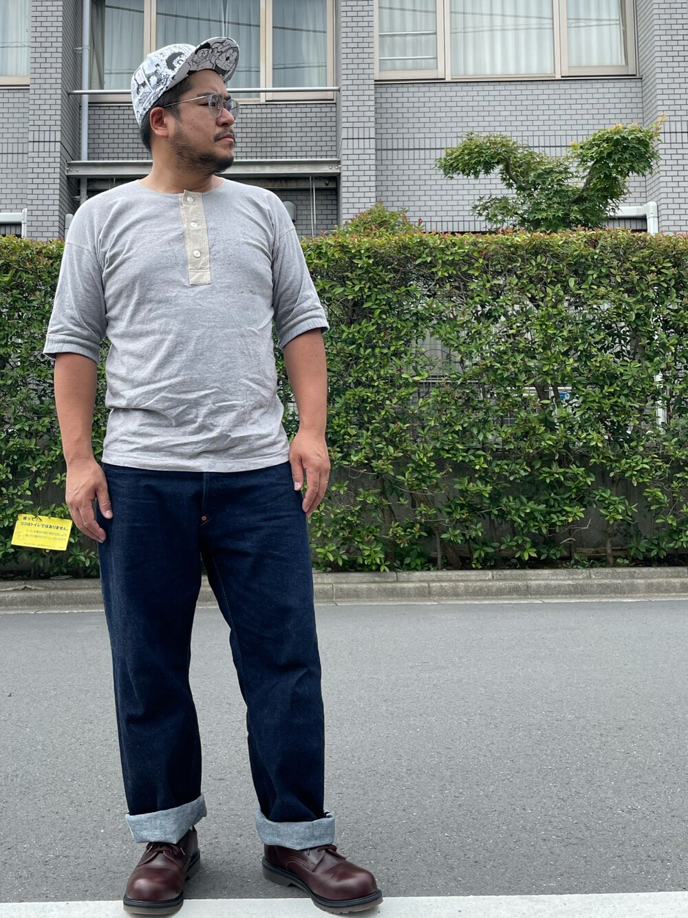 「NEW ERA、キャップ、ベースボールキャップ、ドラえもん、ヘンリーネック、Tシャツ、Tシャツ×デニム、デニム、デニムパンツ、ジーンズ、革靴、レザーシューズ、レースアップシューズ、アメカジ、夏コーデ」｜「Pherrow'sのアイテム（Tシャツ/カットソー、ベージュ系）」を使った、gunken5さん（メンズ・171cm）の夏コーディネートの1枚目の写真