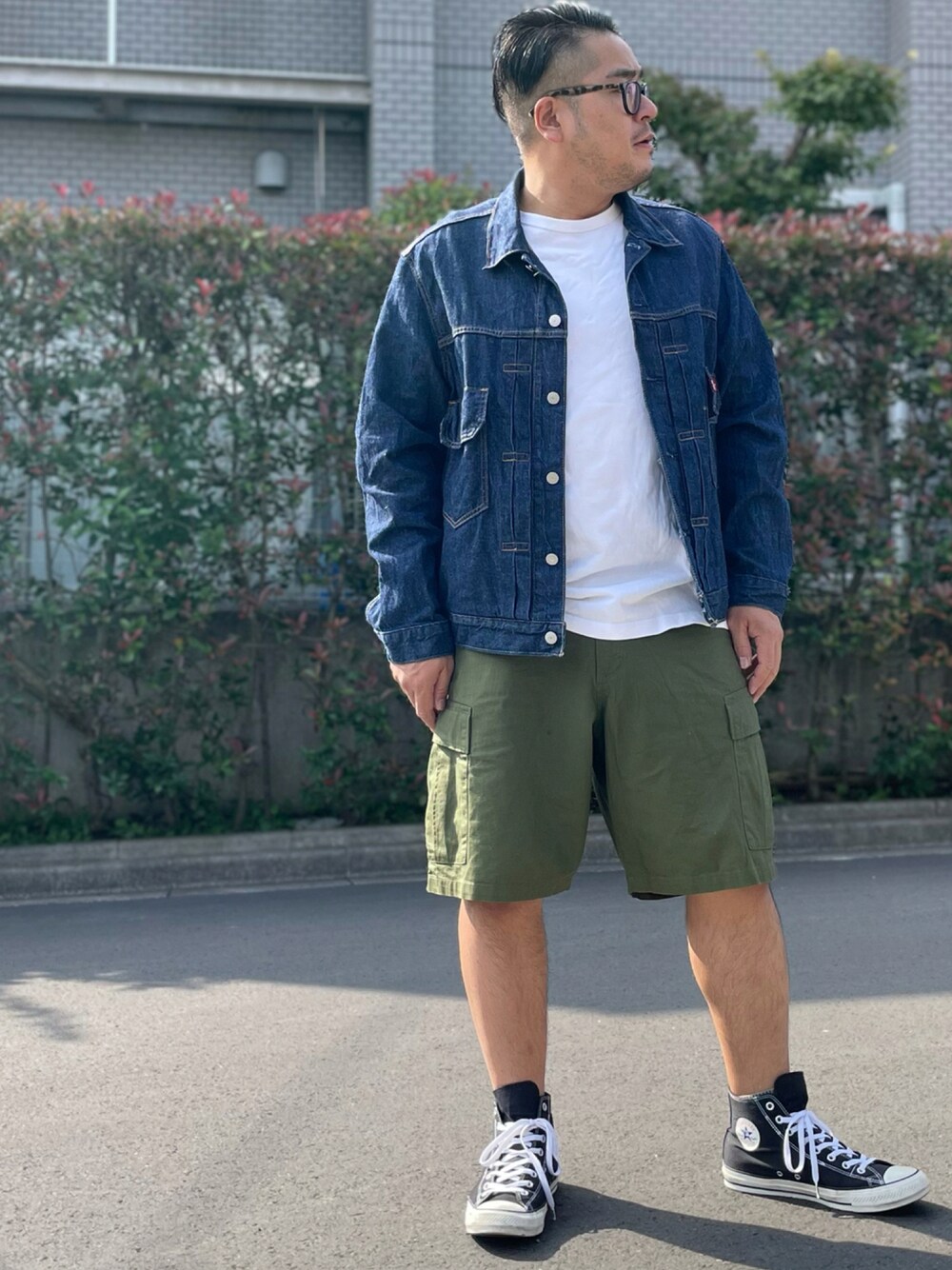 「デニム、コンバース、ミリタリー、アメカジ、デニムジャケット、リーバイス、秋のコーデ、カーゴパンツ、Levi's、ハイカットスニーカー、オールスター、XLARGE、カーゴショーツ、だから秋服が好き、カーキ」｜「DISCUSの【DISCUS ATHLETIC×Denime】ディスカスコラボ 10oz ヘビーオンス Tシャツ（Tシャツ/カットソー、ホワイト系）」を使った、gunken5さん（メンズ・171cm）の秋コーディネートの1枚目の写真