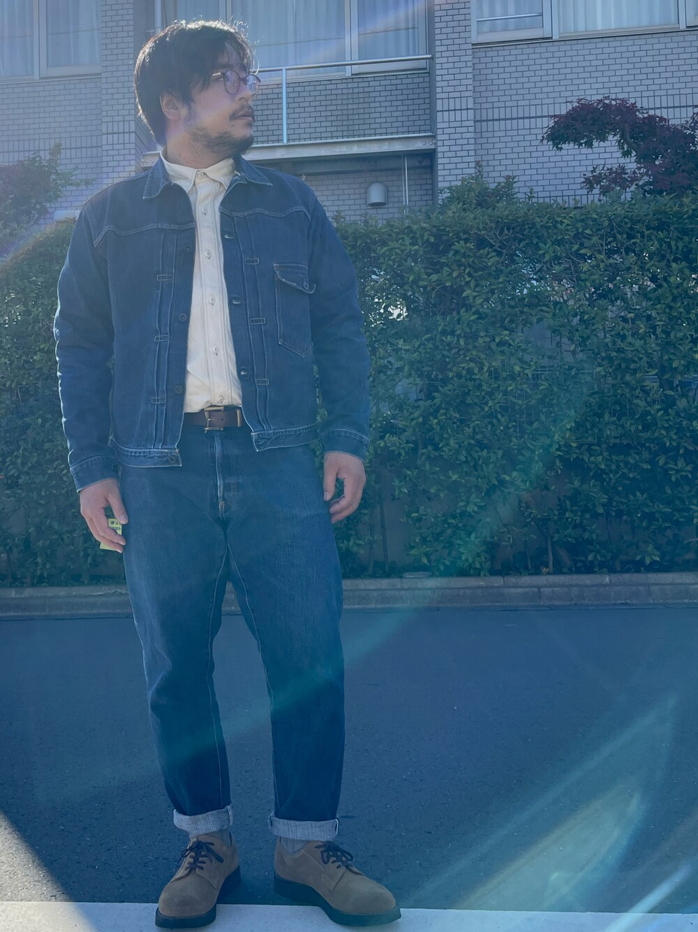 「秋冬コーデ、秋コーデ、秋のコーデ、秋服、デニム、デニムパンツ、デニムジャケット、デニムオンデニム、セットアップ、シャツ、シャツスタイル、ポストマンシューズ、スエード、アメカジ、ジーパン」｜「Pherrow'sのアイテム（シャツ/ブラウス、ホワイト系）」を使った、gunken5さん（メンズ・171cm）の冬コーディネートの1枚目の写真