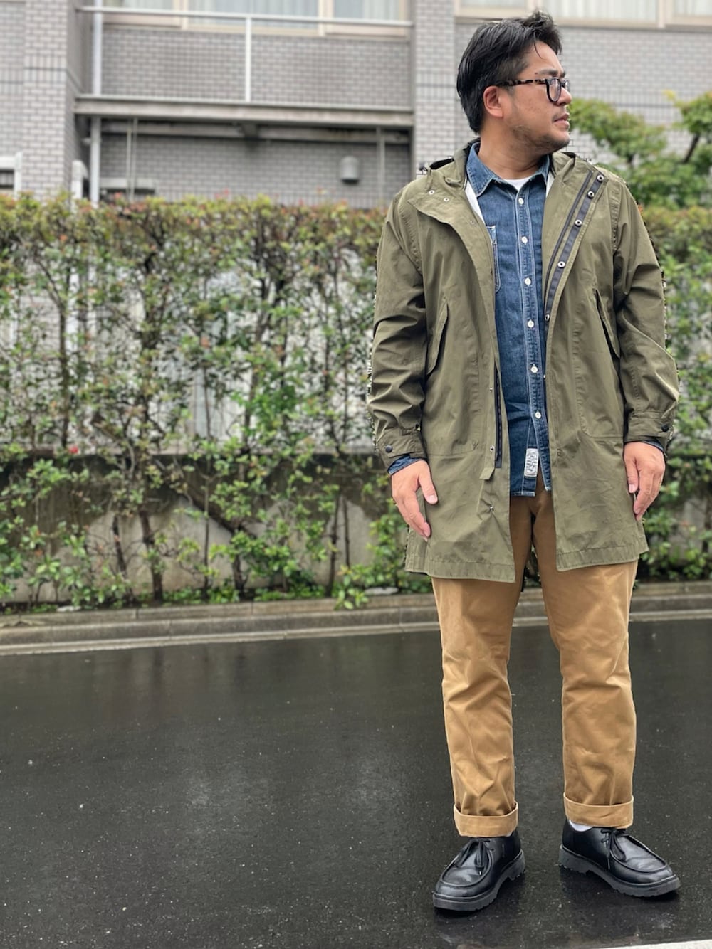 「雨の日コーデ、雨、雨の日、モッズコート、ミリタリー、デニム、デニムシャツ、チノパン、チロリアン、アメカジ」｜「Denimeのデニムワークシャツ（シャツ/ブラウス、ブルー系）」を使った、gunken5さん（メンズ・171cm）の秋コーディネートの1枚目の写真