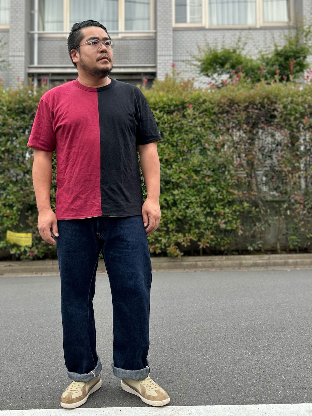 イエロー系のTシャツ/カットソー、ブルー系のデニムパンツ、ホワイト系のスニーカーを着用したメンズの夏コーディネートの1枚目の写真